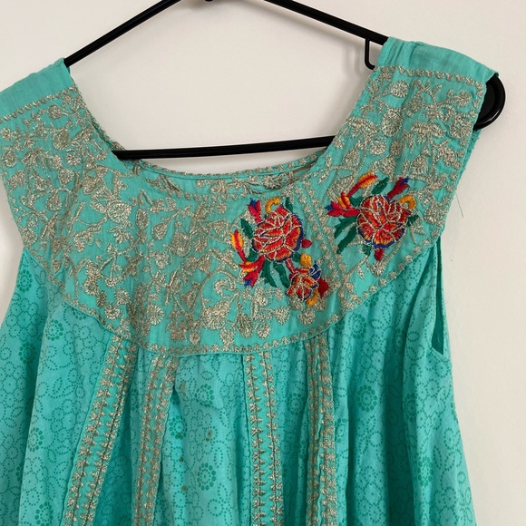 Beautiful top - Picture 2 of 2